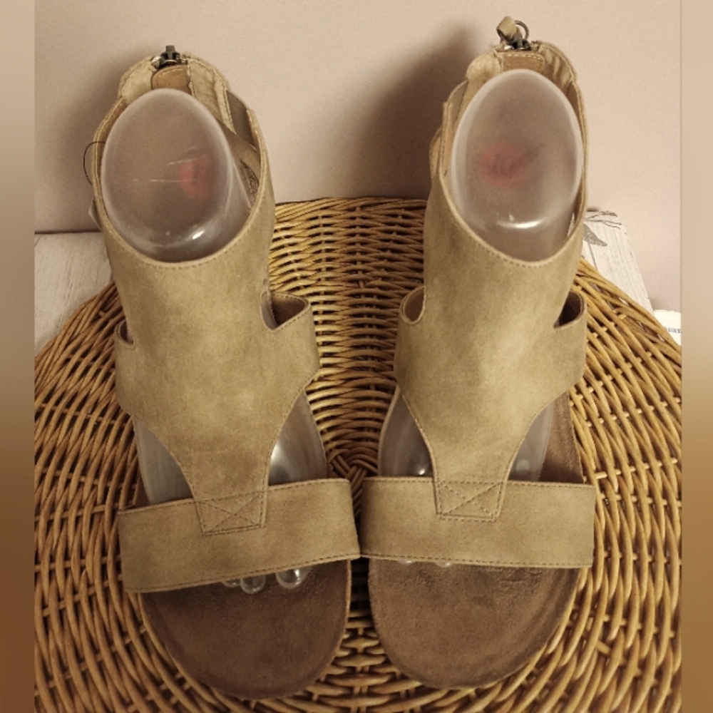 Adrienne Vittadini Women's Tan Sandals, size 10M